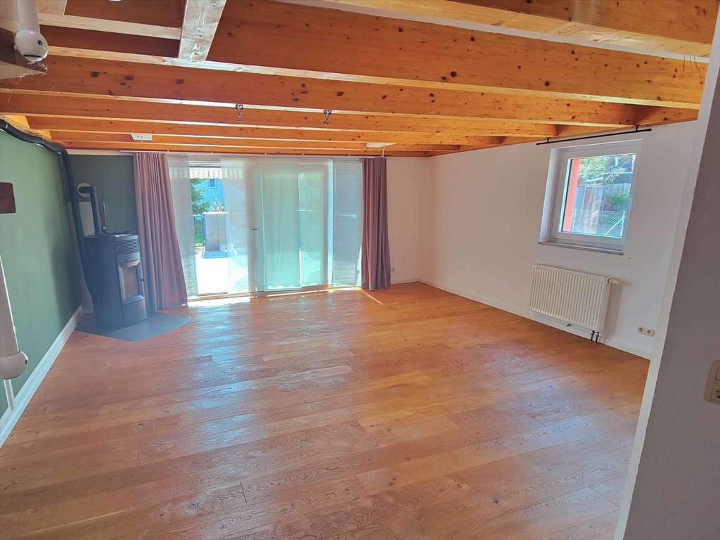 Immobilie in Weitramsdorf - Tolle Eigentumswohnung auf zwei Ebenen mit großer Terrasse, Carport und zwei Stellplätzen - Bild 1