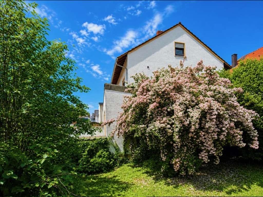 Immobilie in Münster (Hessen) - Zentral und dennoch ruhig gelegenes Dreifamilienhaus in Münster *Provisionsfrei* - Bild 1
