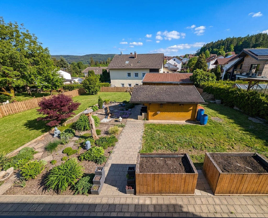 Immobilie in Blaibach - Renoviertes Ein- oder Zweifamilienhaus mit schönem Grundstück in Blaibach - Bild 0