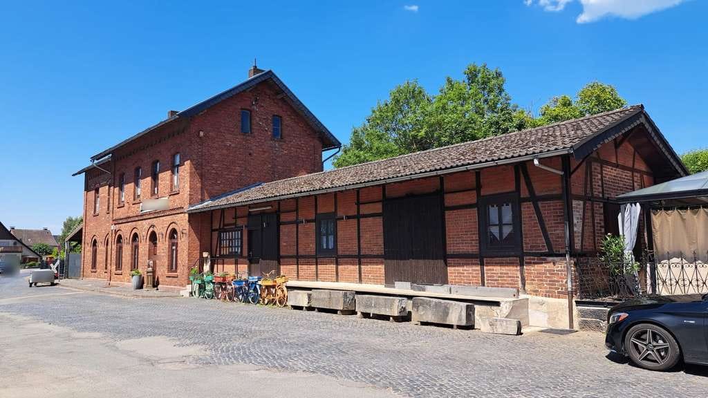 Immobilie in Eschershausen - Traumhaftes Zweifamilienhaus mit nostalgischem Charme – Ehemaliger Bahnhof in idyllischer Lage - Bild 1