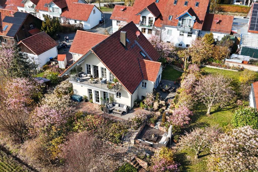 Immobilie in Fraunberg - Wohnen mit Charakter: Dachgeschosswohnung ruhig gelegen mit extra Raum - Bild 0