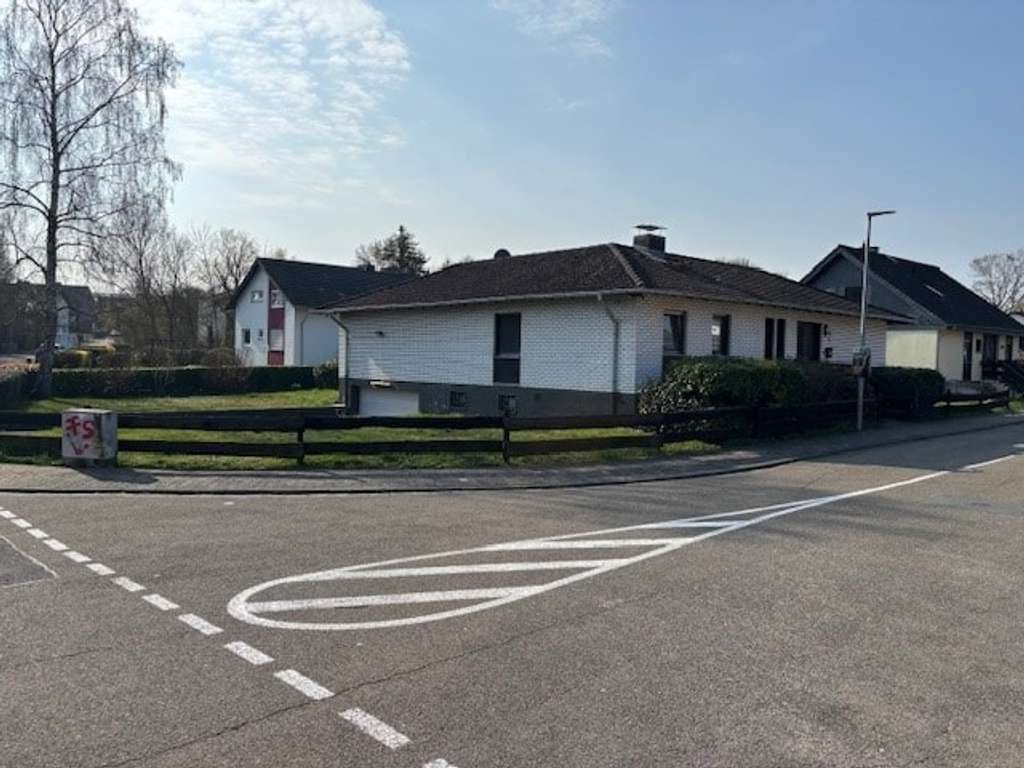 Immobilie in Stadecken-Elsheim - EFH mit großem Grundstück und vielseitigen Nutzungsmöglichkeiten - Bild 0