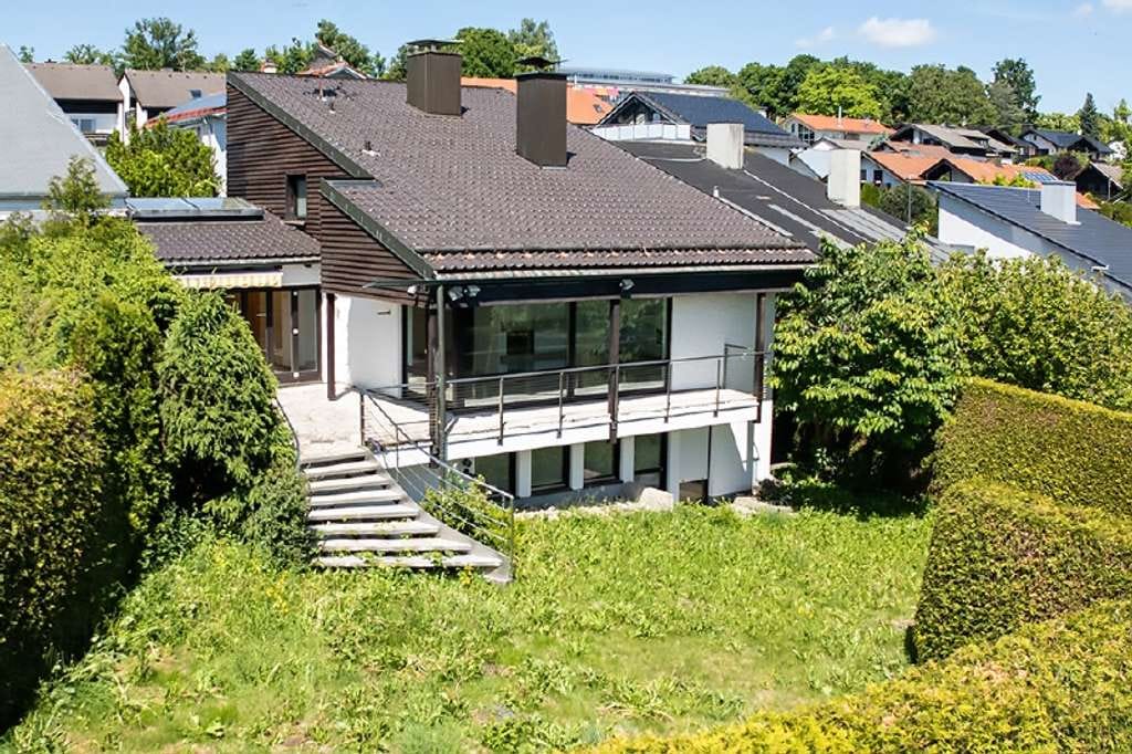 Immobilie in Berg - Einfamilienhaus mit wunderschönem Bergblick und viel Potenzial - Bild 2