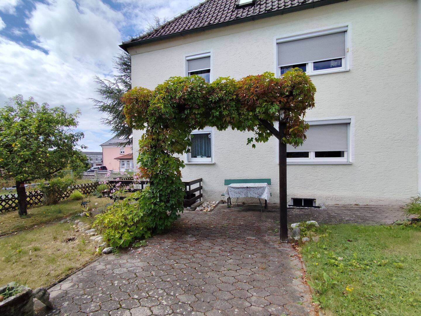 Immobilie in Burgkunstadt - Idylle trifft Potenzial: Solides Wohnungspaket (ca. 154 m²) mit pflegeleichtem Garten & Freisitz in Burgkunstadt-Mainroth! - Bild 4