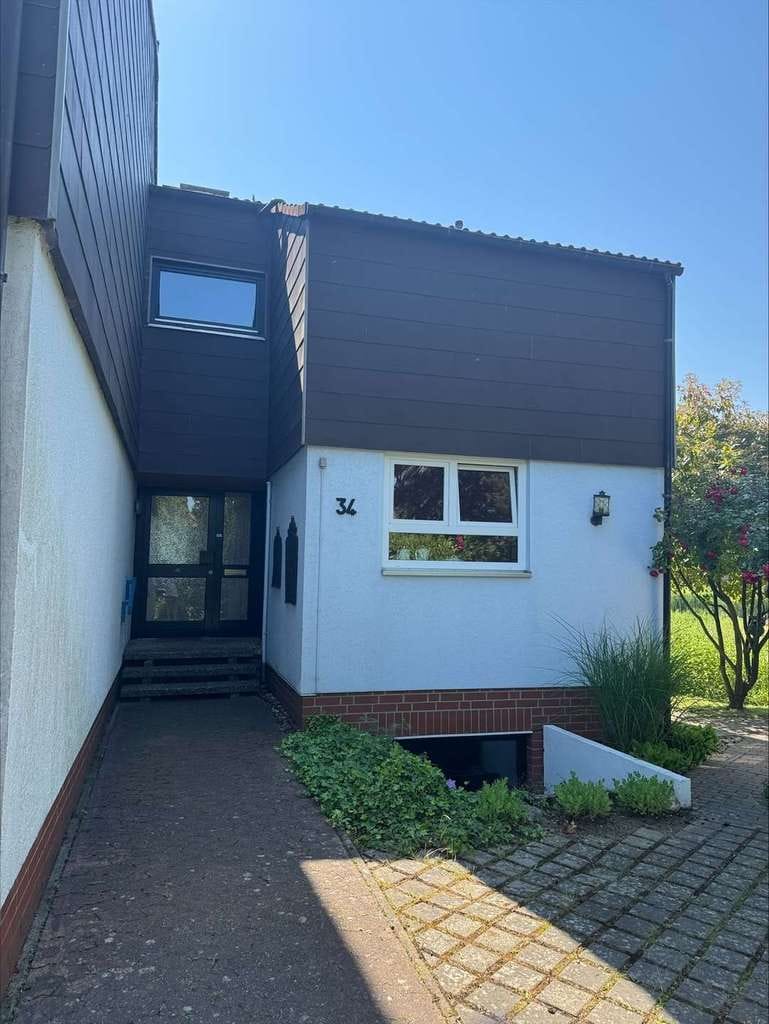 Immobilie in Wennigsen (Deister) - Wennigsen-Bredenbeck: Ansprechendes Reihenendhaus in unverbaubarer Lage am Regenrückhaltebecken! - Bild 2