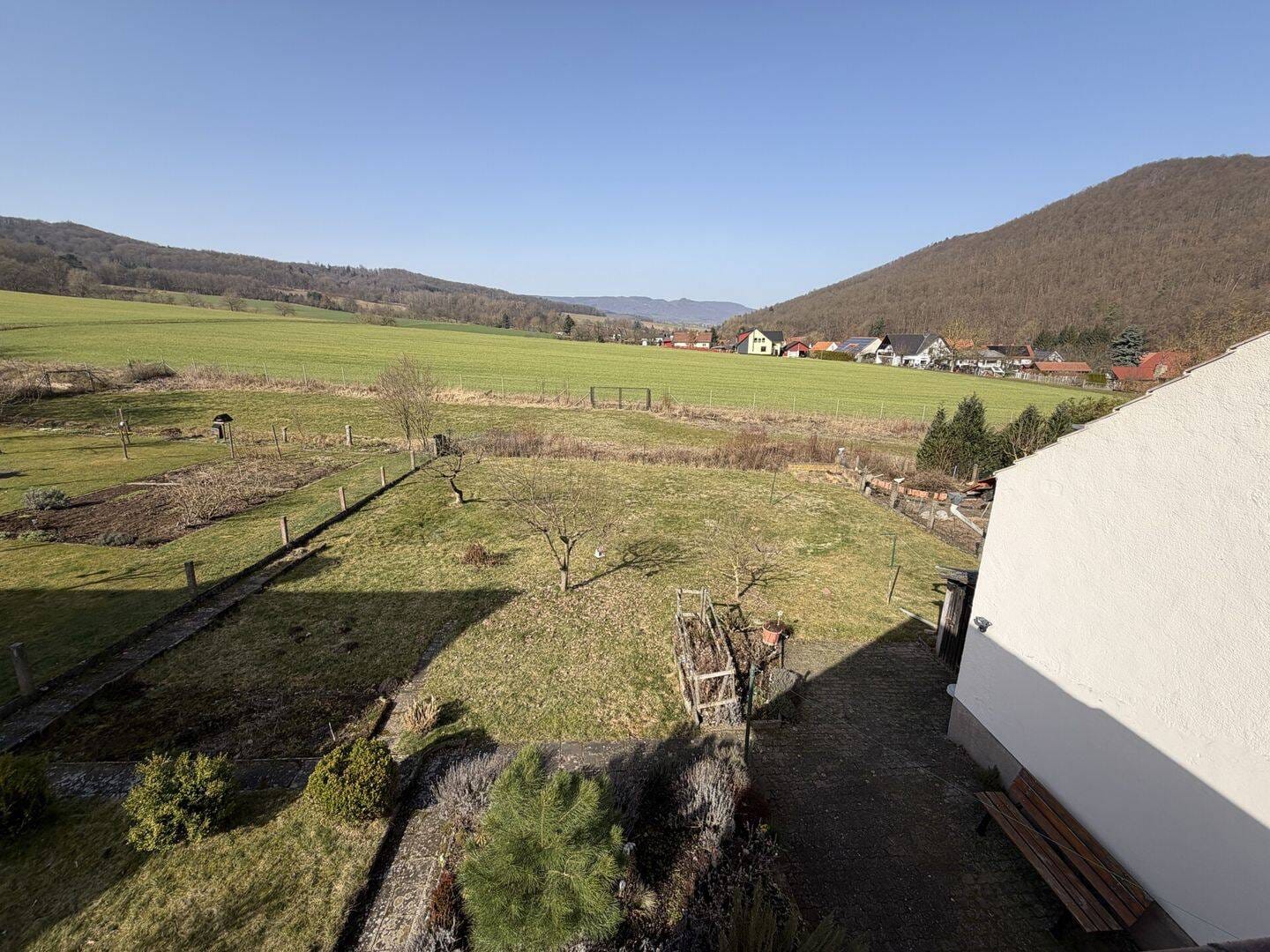 Immobilie in Wehretal - Charmantes Einfamilienhaus mit großem Grundstück, Nebengebäude & traumhaftem Blick ins Grüne - Bild 3