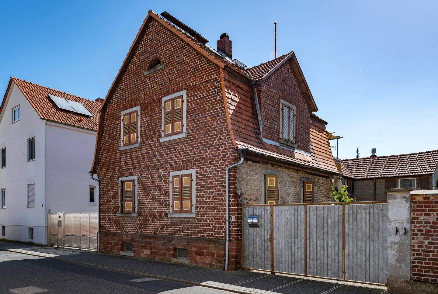Immobilie in Riedstadt - Viele Möglichkeiten in Riedstadt! Zwei Grundstücke mit Potenzial für Wohnen, Sanierung oder Neubau. - Bild 0