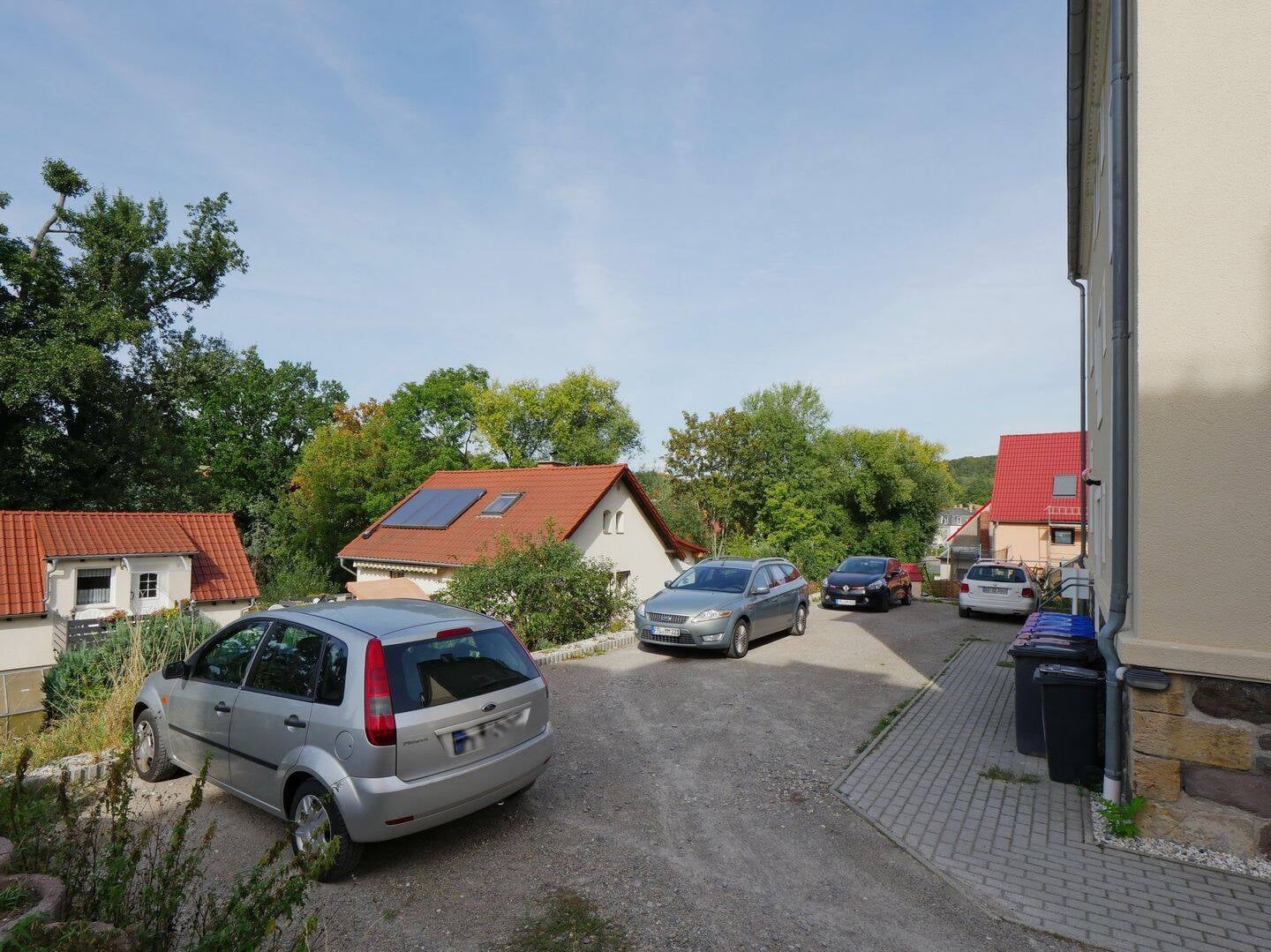Immobilie in Freital - Balkon - Laminat - Kamin - Wanne/Dusche - Gäste-WC - 2 Stellplätze - 4 Zimmer Wohnung Freital kaufen - Bild 3