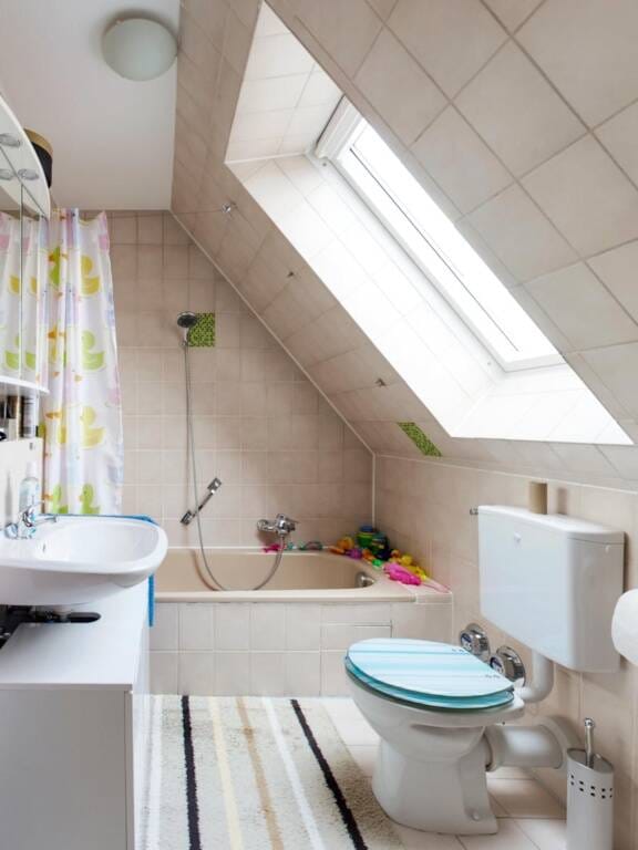 Immobilie in Beuren - Stilvolle 3-Zimmer-Maisonettewohnung mit Balkon, zwei Bädern und Stellplätzen in attraktiver Lage von Beuren (Wohn-und Geschäftshaus) - Bild 2