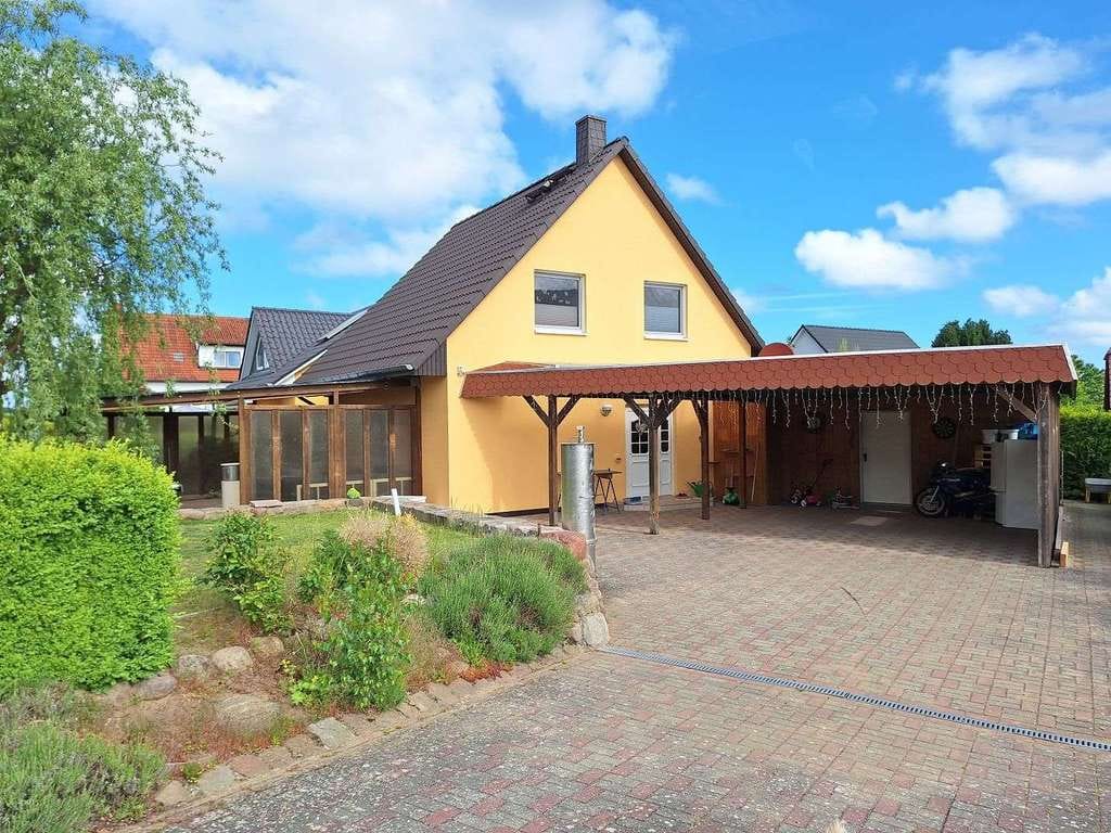 Immobilie in Lubmin - Einfamilienhaus mit Kamin und Doppelcarport in Wusterhusen bei Lubmin - Bild 1