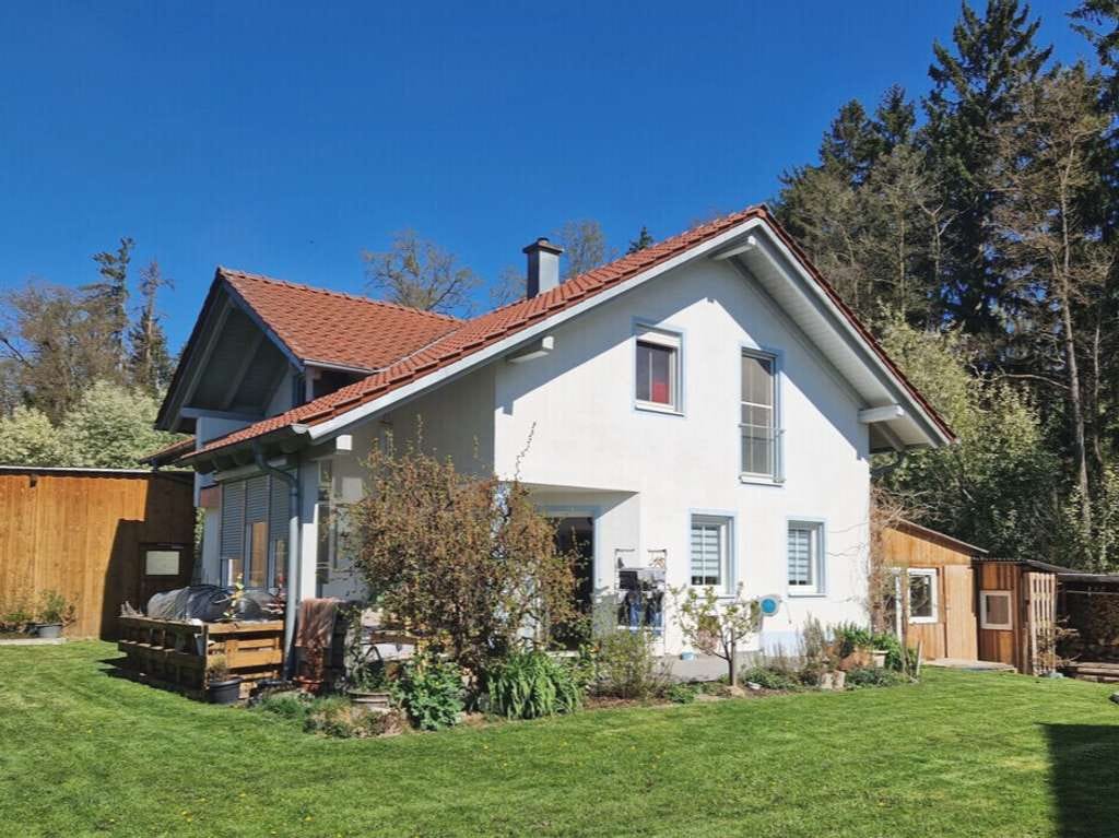 Immobilie in Arnstorf - *Blick ins Grüne*
Solides Einfamilienhaus mit Doppelgarage & Sommerhütte in idyllischer Waldrandlag - Bild 0