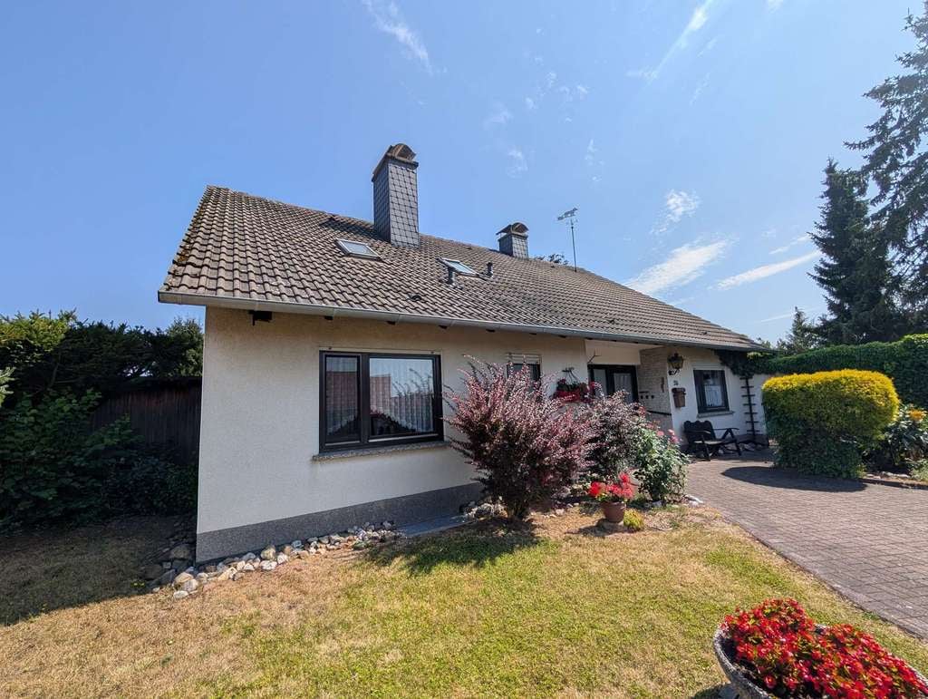 Immobilie in Bebra - Bebra-Breitenbach: Einfamilienhaus mit ausgebautem Dachgeschoss in bester Lage und großem Grundstück - Bild 1