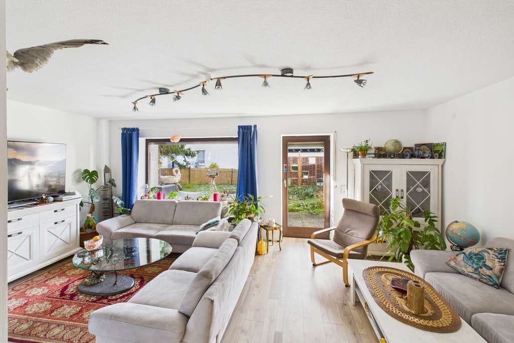 Immobilie in Stadtbergen - Raum für neues Familienleben - Doppelhaushälfte mit Garten - Bild 2