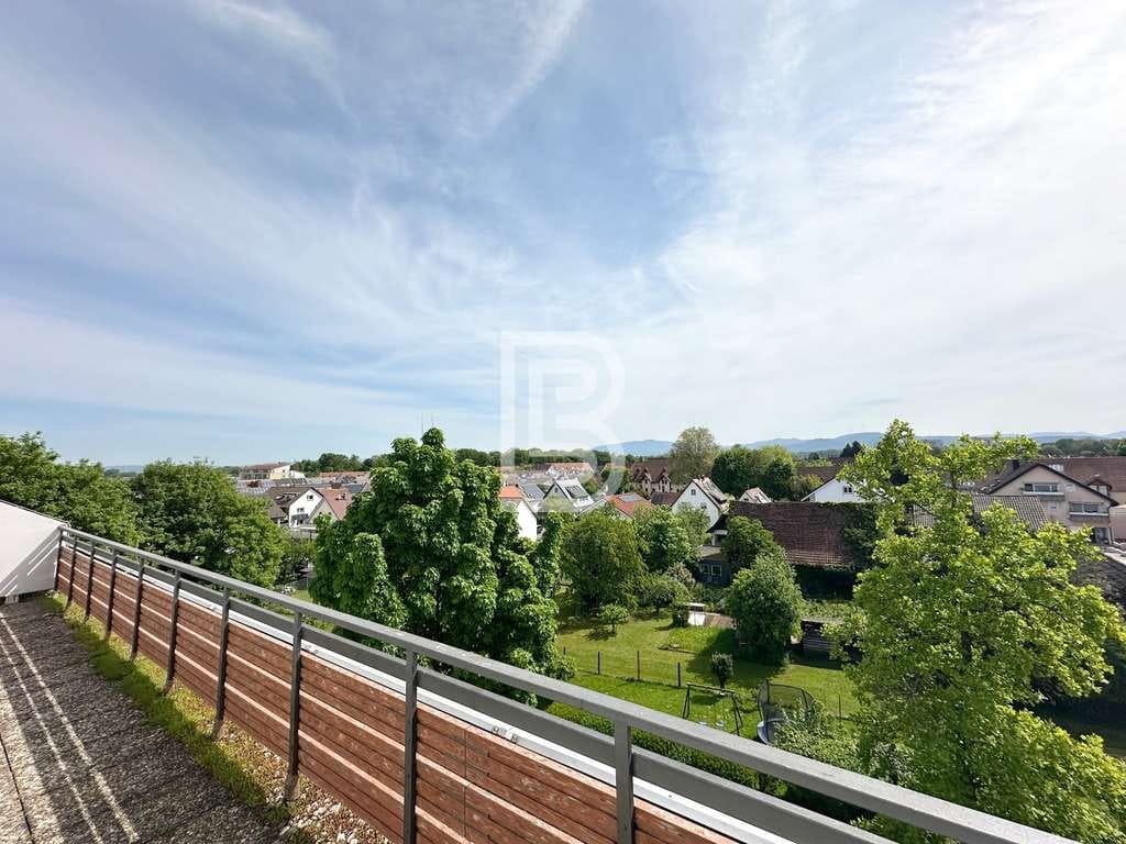 Immobilie in Umkirch - Lichtdurchflutete Wohnung mit großzügiger Dachterrasse in ruhiger Lage von Umkirch - Bild 0