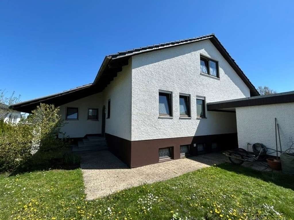 Immobilie in Wallersdorf - Komfortables Wohnen in einem großzügigen Einfamilienhaus mit Einliegerwohnung - Bild 2