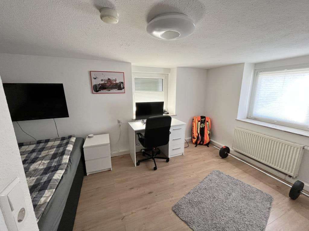 Immobilie in Schwenningen - Ihr neues Eigenheim mit viel Potenzial
Einfamilienhaus mit Garage in Schwenningen/Heuberg - Bild 2