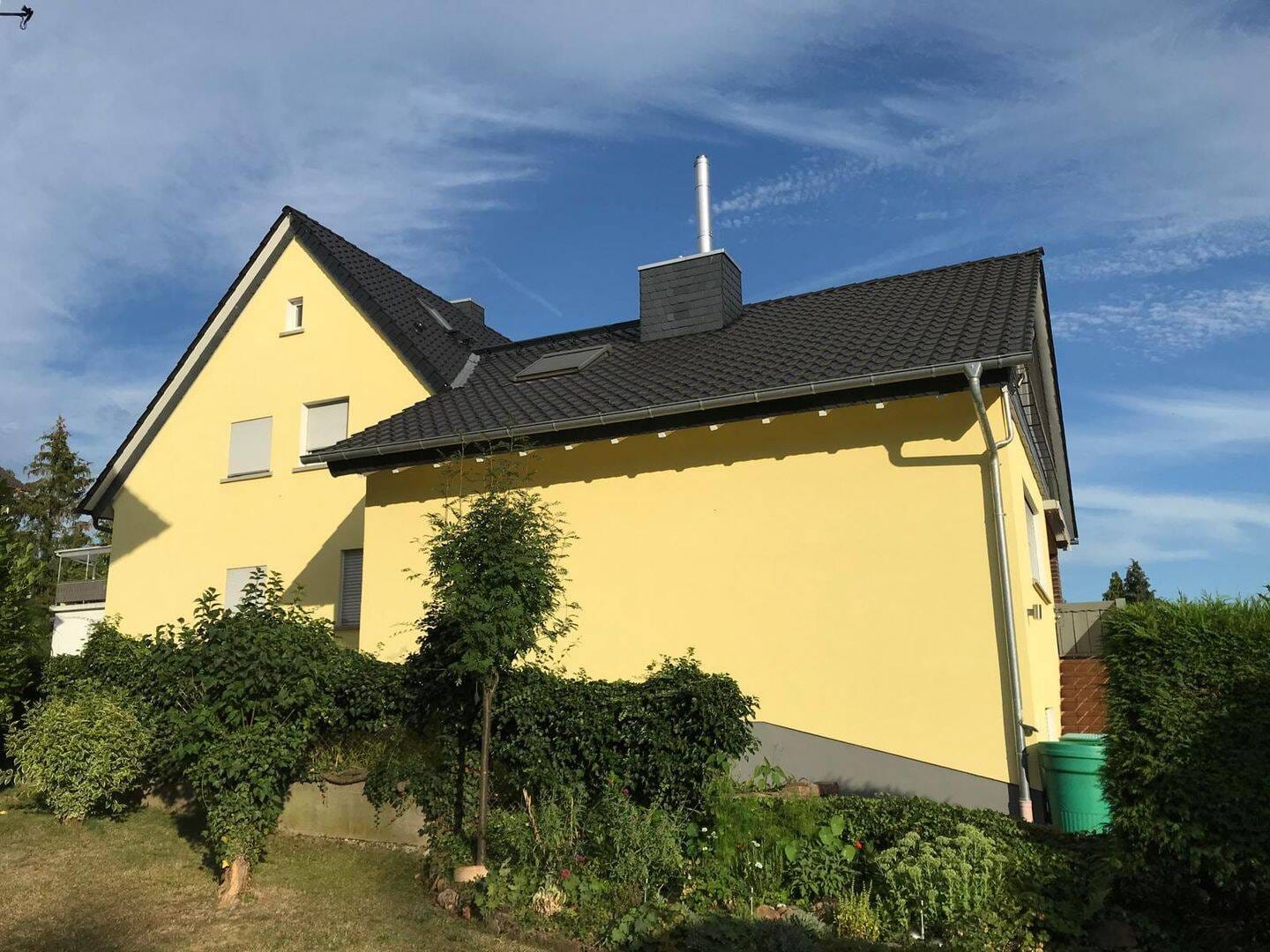 Immobilie in Hasselroth - ZWEIFAMILIENHAUS AN WIESEN – LEBEN IN UND MIT DER NATUR! GROSSZÜGIGES WOHNEN – ARBEITEN – FREIZEIT IM WUNDERSCHÖNEN GARTENBEREICH - Bild 1