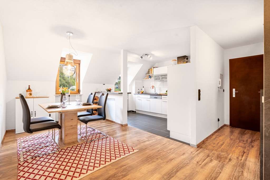 Immobilie in Weissach im Tal - WOHLFÜHLORT – 2,5-Zimmer-Dachgeschosswohnung mit Balkon und Stellplatz in Weissach im Tal - Bild 1