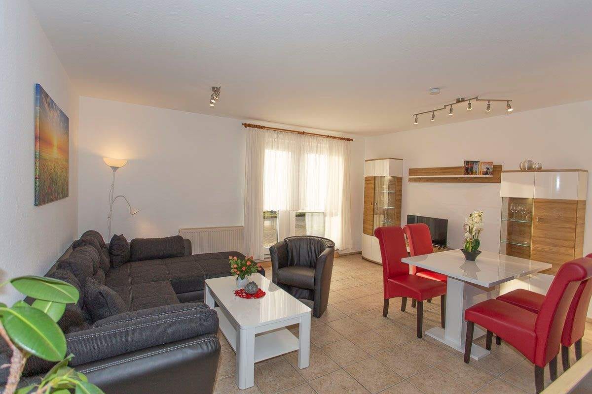Immobilie in Göhren - Attraktives Apartmenthaus in Göhren auf Rügen – Zwei Häuser mit sieben Ferienwohnungen und Eigentümerwohnung - Bild 2