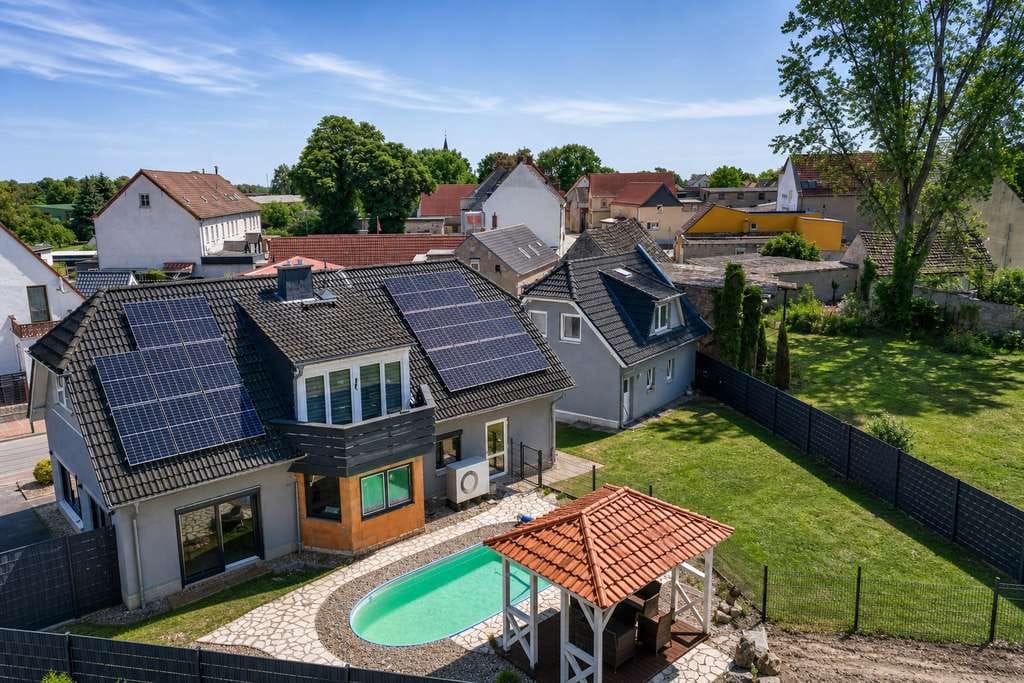 Immobilie in Hecklingen - Modernes Familienparadies mit Pool, Sauna und Potenzial für Homeoffice oder Gewerbe - Bild 1