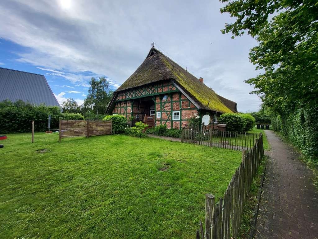 Immobilie in Lübeck - Historisches Fachwerkhaus mit Reetdach (4 WE+Carport) auf 4.681 m² Grundstück - Bild 2
