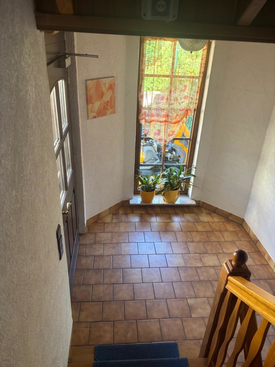 Immobilie in Steinau an der Straße - Attraktives Zweifamilienhaus in traumhafter Lage mit großem Grundstück. 
1 Wohnung steht leer ! - Bild 3