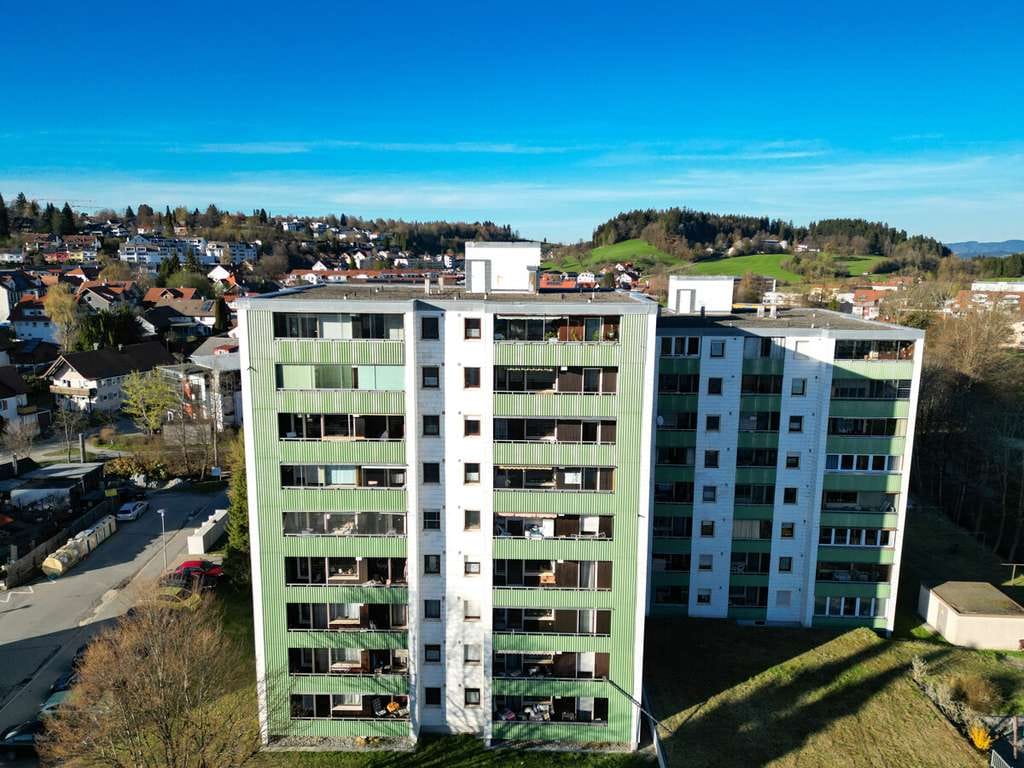 Immobilie in Lindenberg im Allgäu - Kapitalanlage mit Weitblick in Lindenberg im Allgäu: 3-Zimmer-Wohnung mit Westbalkon und Tiefgarage - Bild 1