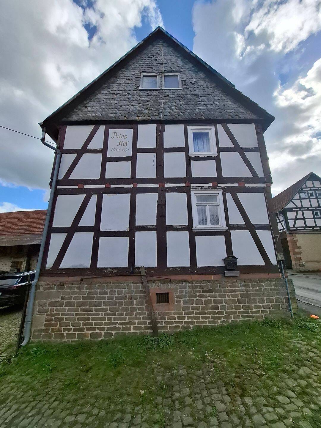 Immobilie in Weimar (Lahn) - Denkmalgeschützter, großer 4-Seiten-Hof mit zusätzlichem Bauplatz, möglicher Pachtweide, ideal für Pferdehalter, Wohnprojekte u.v.m. - Bild 2