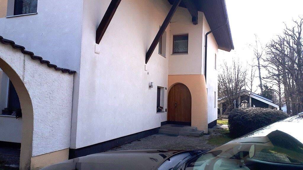 Immobilie in Grabenstätt - Gepflegtes Mehrfamilienhaus mit 6 Wohnungen, 3 Garagen und 3 Außenstellplätzen - Bild 0