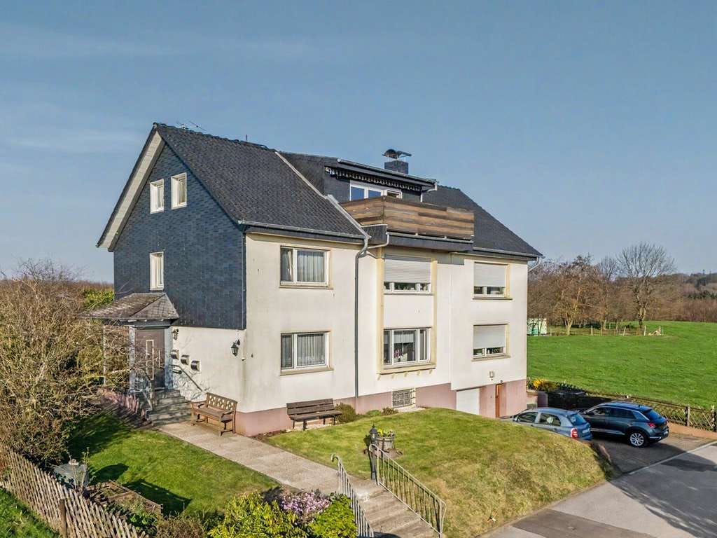 Immobilie in Kürten - Kürten: Großes, freistehendes Zweifamilienhaus mit vielen Nutzungsmöglichkeiten nahe Dhünntalsperre! - Bild 0