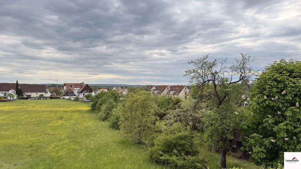 Immobilie in Leinburg - Charmante 3-Zimmer Eigentumswohnung mit großem Balkon und Blick ins Grüne - Bild 2