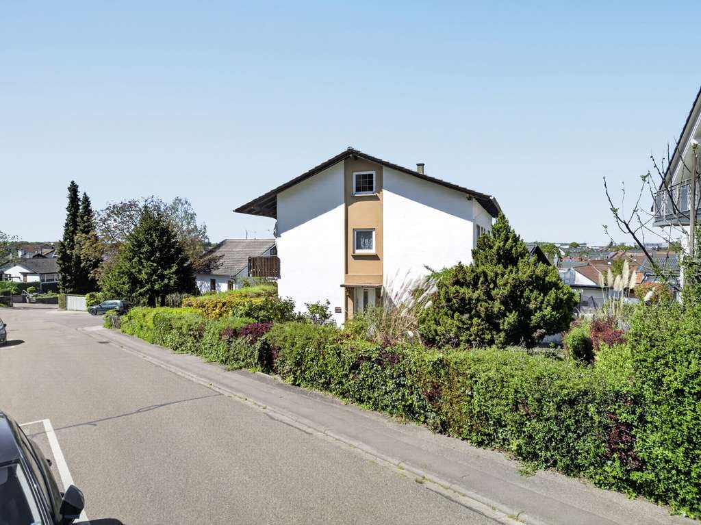 Immobilie in Kuppenheim - Renovierungsbedürftiges Zweifamilienhaus in top Lage von Kuppenheim mit Garagen und Garten - Bild 1