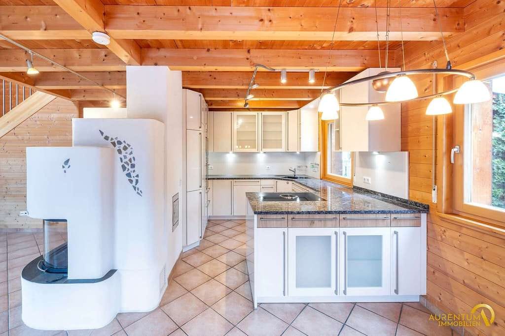 Immobilie in Bayerbach b. Ergoldsbach - 2 Häuser! Geschmackvolles A+-Holzmassivhaus mit 250 m², inkl. Einliegerbungalow & PV mit Speicher - Bild 0