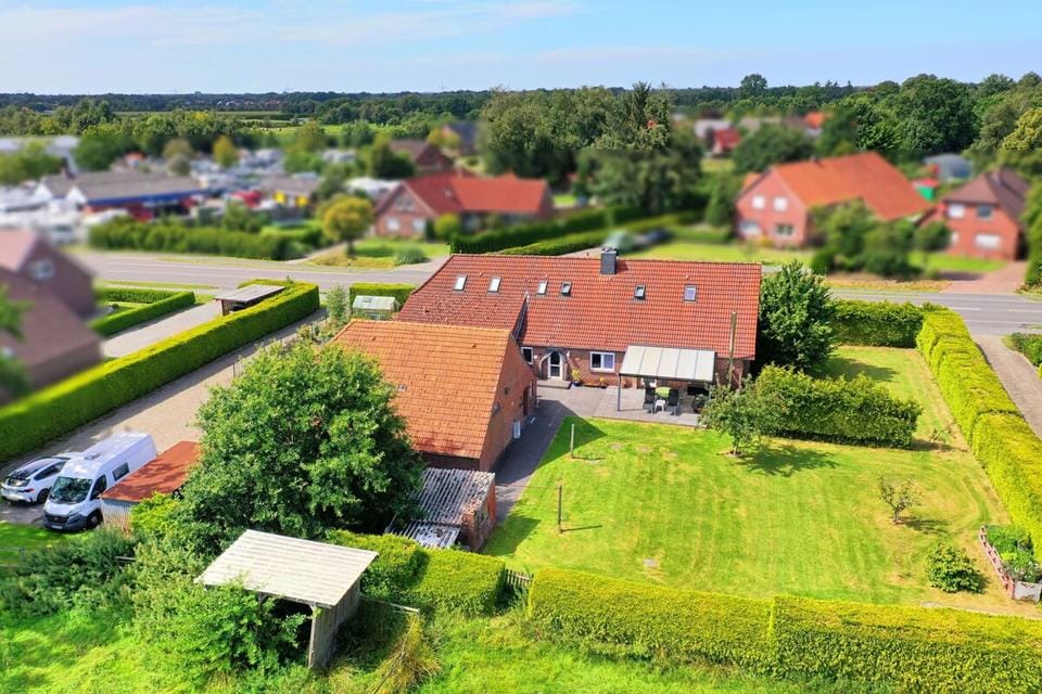 Immobilie in Wiesmoor - Teilsaniertes Landhaus mit Einliegerwohnung, Nebengebäude und über 4 ha Weideland in Wiesmoor - Bild 0