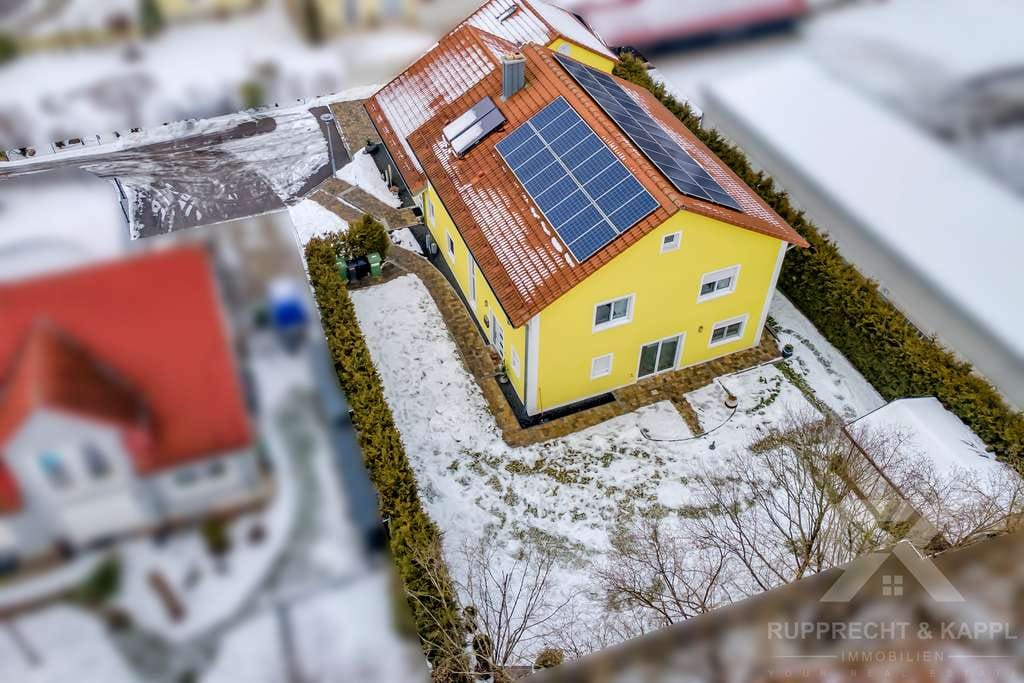 Immobilie in Teublitz - Modernes Einfamilienhaus mit ELW, Doppelgarage, PV-Anlage, viel Nutzfläche und Garten - Bild 2
