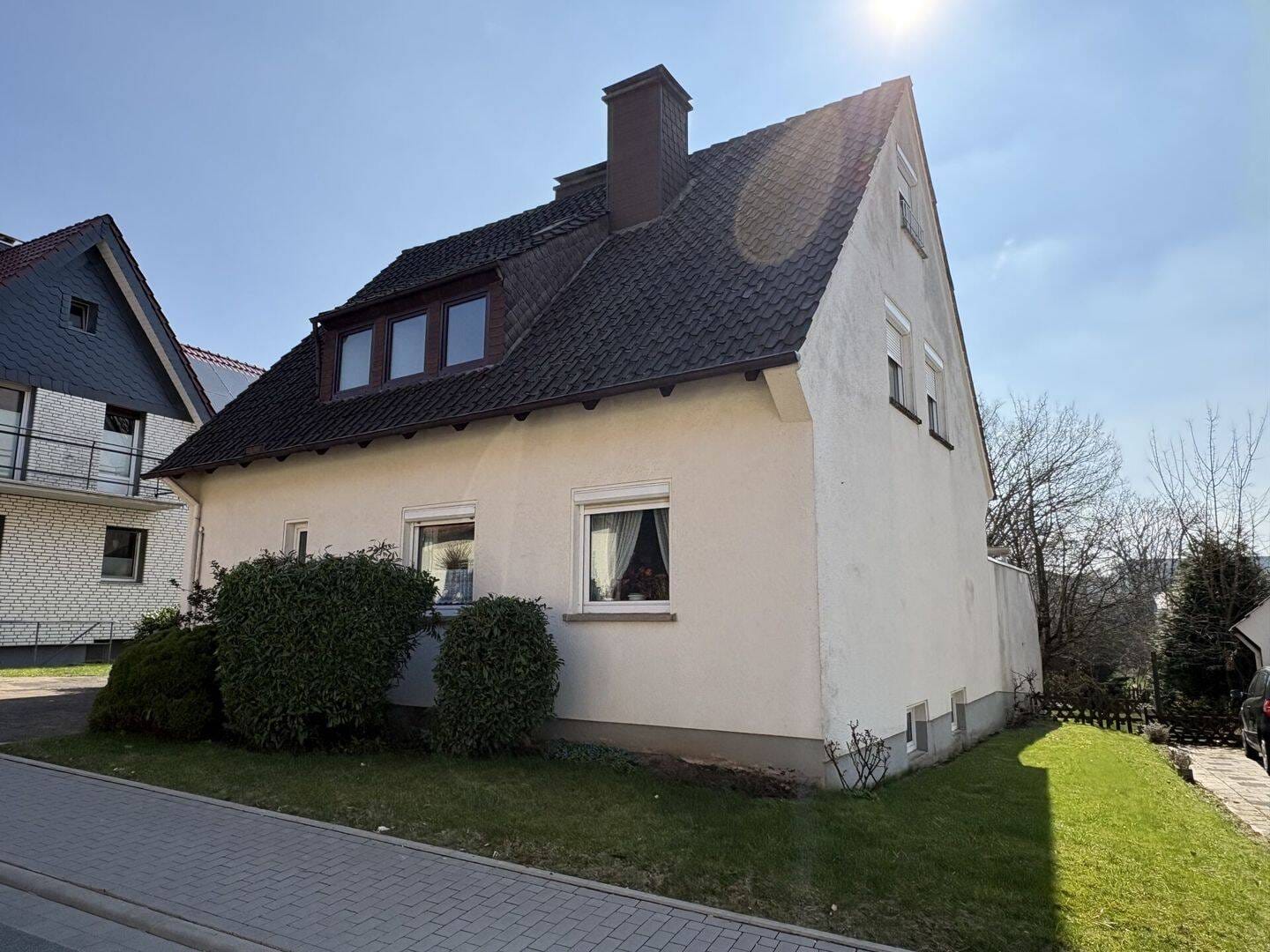 Immobilie in Barntrup - Flexibel nutzbares Zweifamilienhaus in bester Lage - Bild 2