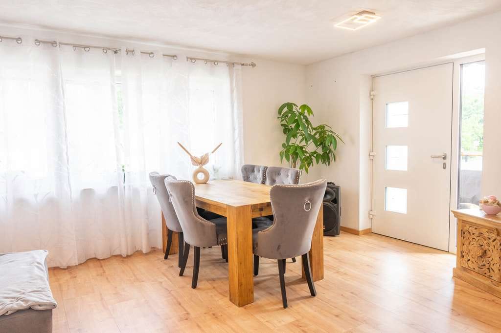Immobilie in Ellerstadt - Modernisiertes Einfamilienhaus mit PV-Anlage und Dachterrasse in Ellerstadt! - Bild 1