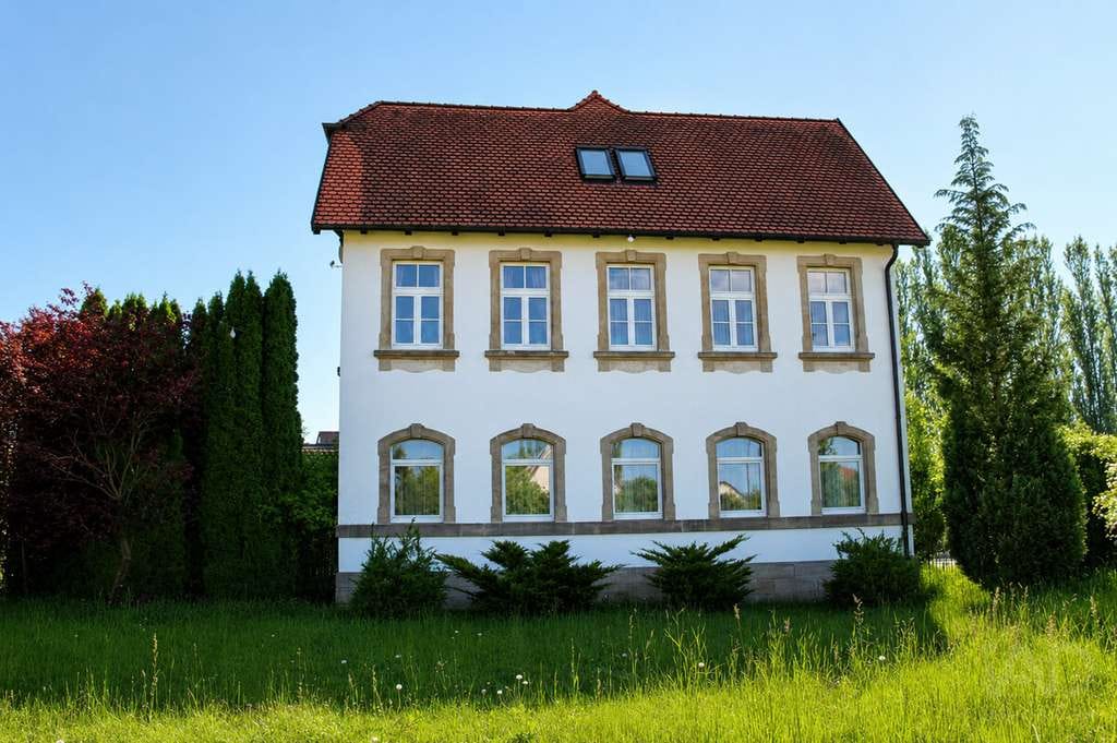 Immobilie in Speichersdorf - Außergewöhnliche Villa mit beeindruckender Architektur und großem Garten – ideal für Familie, Wohnen - Bild 0