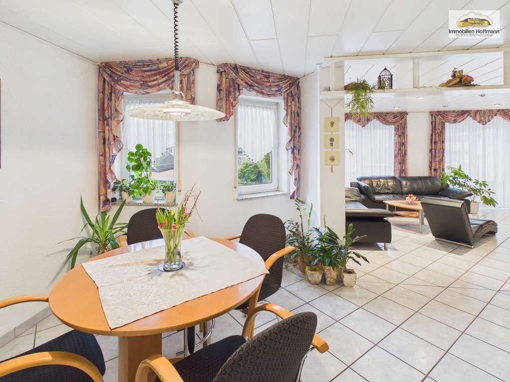 Immobilie in Geiselbach - Perfekt für Familien: DHH mit 4 Schlafzimmern, Doppelgarage & viel Platz - Bild 3