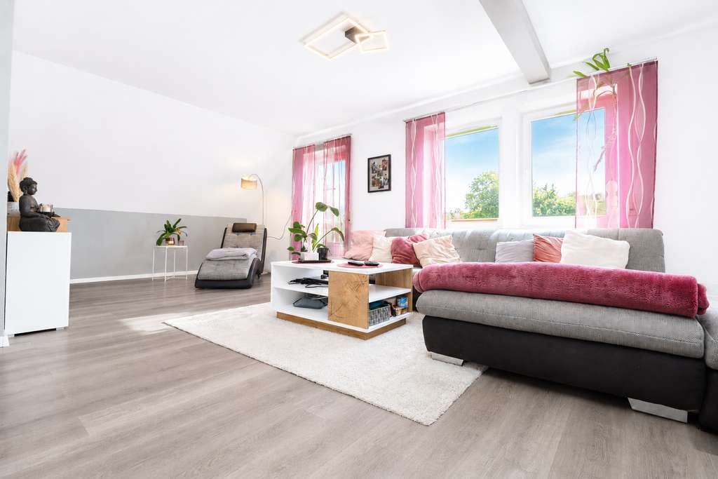 Immobilie in Essenbach - Großzügiges Einfamilienhaus mit Einliegerwohnung, Außenpool & modernem Energiekonzept - Bild 1