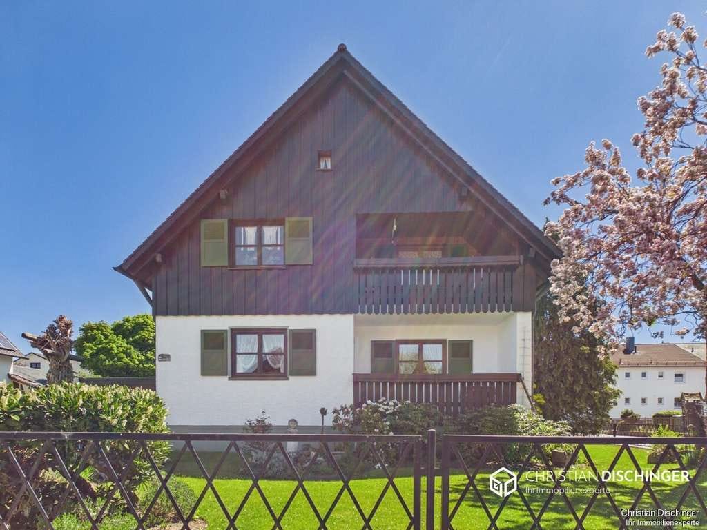 Immobilie in Zeitlarn - Charmantes Zweifamilienhaus mit Traumgarten - Bild 1