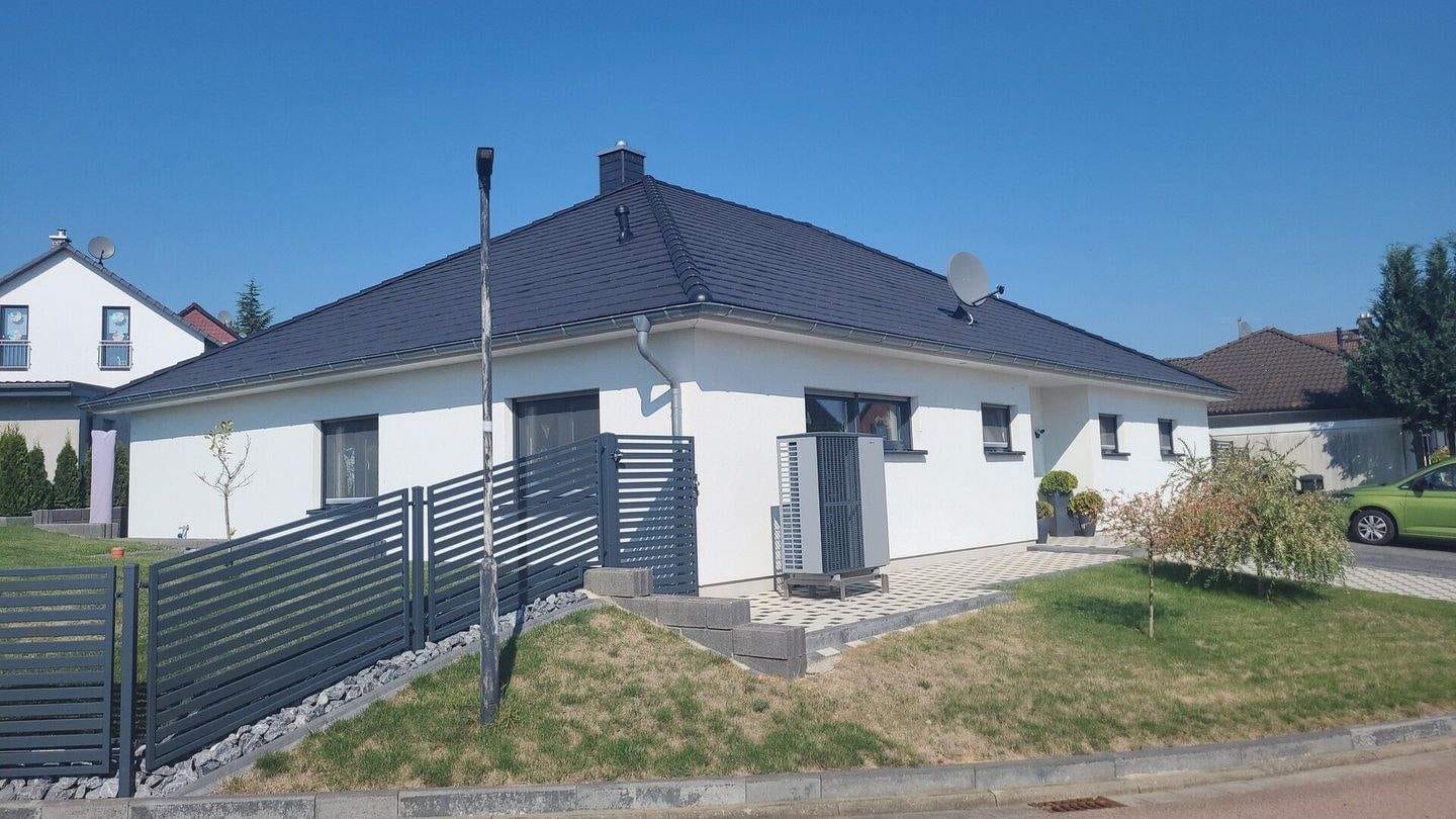Immobilie in Mücheln (Geiseltal) - altersgerechter Bungalow für die 2. Lebenshälfte in Seenähe, mit PV-Anlage+Wallbox - Bild 0