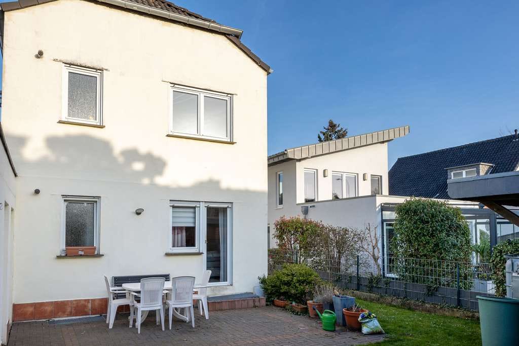Immobilie in Zülpich - Gepflegtes Drei-Parteienhaus mit Blick zur historischen Stadtmauer im Kern von Zülpich - Bild 1