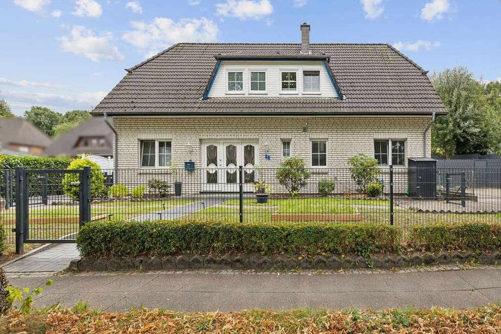 Immobilie in Oyten - Zweifamilienhaus mit Gewerbepotential und 7 Stellplätzen – Platz für Wohnen und Arbeiten in Oyten! - Bild 2