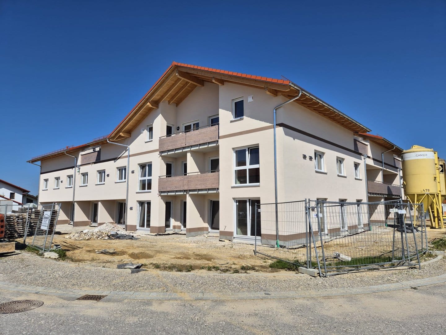 Immobilie in Feichten an der Alz - PROVISIONSFREI - Neubauwohnungen im Vierseithof Mankham: Whg. 1 - 4-Zi-Maisonette-Wohnung vor Alpen und Chiemsee - Eine Wohnung wie ein Haus - Bild 1