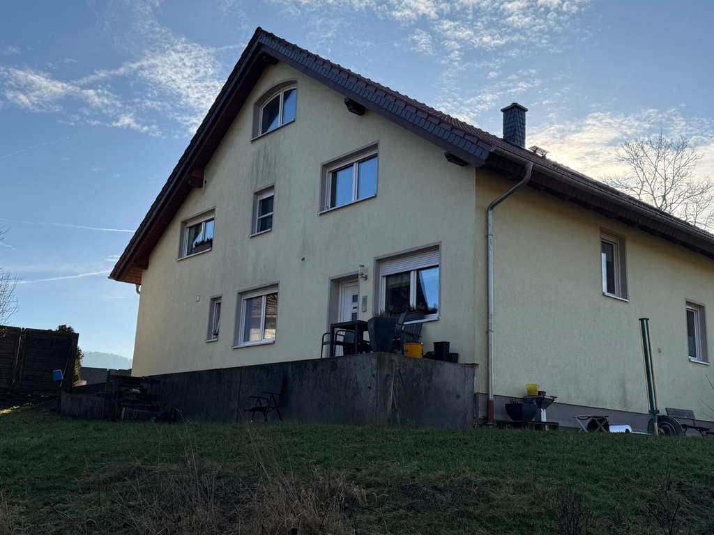 Immobilie in Kaltennordheim - Mehrfamilienhaus mit viel Platz – ideal für Familien oder Generationenwohnen - Bild 2