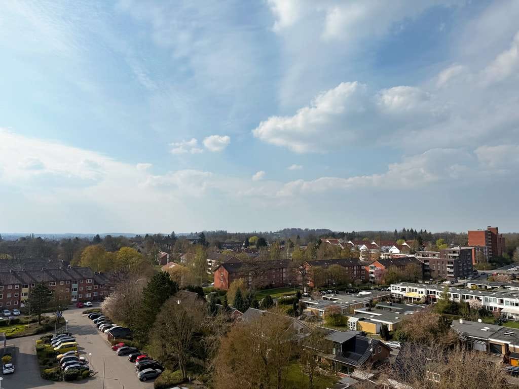 Immobilie in Plön - Wohnen mit Panorama – Stilvolle Wohnung im 11. OG mit Blick über den Plöner See - Bild 2