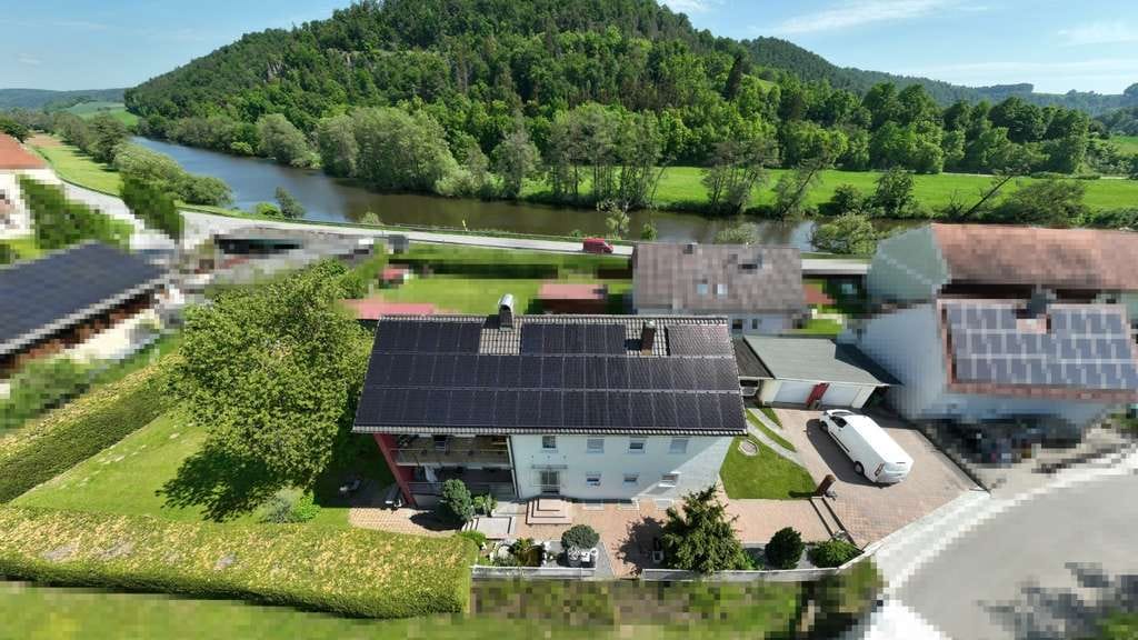 Immobilie in Nittendorf - Vielseitiges Zweifamilienhaus mit Ausbaupotenzial und großem Grundstück in Nittendorf - Bild 0