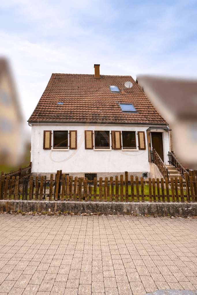 Immobilie in Haiterbach - Wohnen und Vermieten clever kombiniert: Zweifamilienhaus mit Ausbaureserve zur 3. Einheit - Bild 1