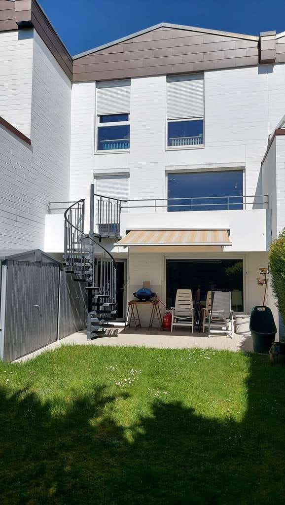 Immobilie in Trittau - Familienfreundliches Stadthaus mit Garten, Balkon und vielseitigem Gartengeschoss in zentraler Lage  - Bild 1